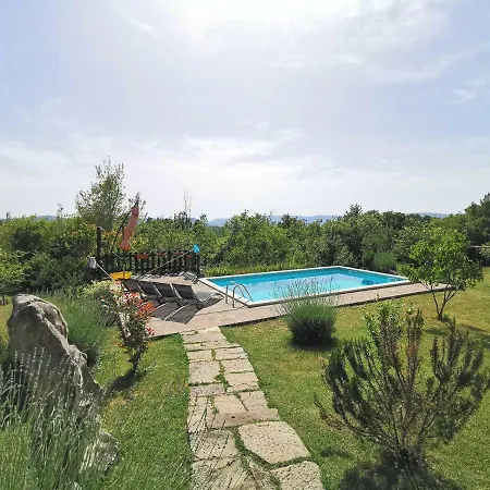 Mavrici, Neighbors Free * Buzet